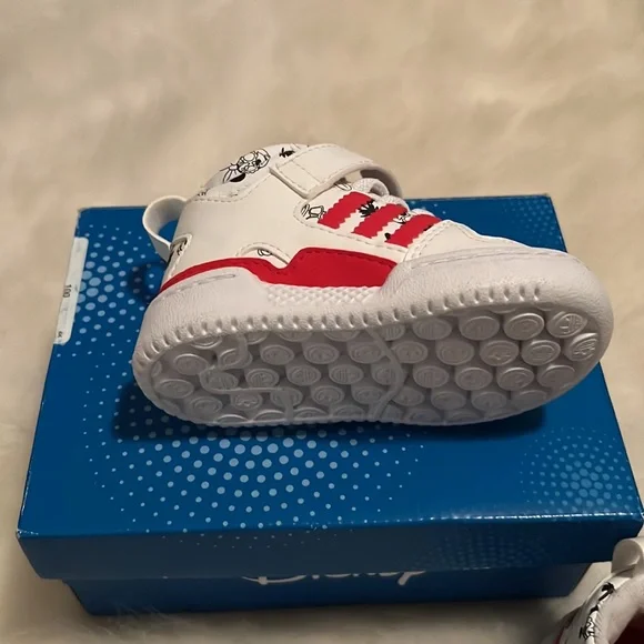 Disney edition Adidas - Picture 3 of 4